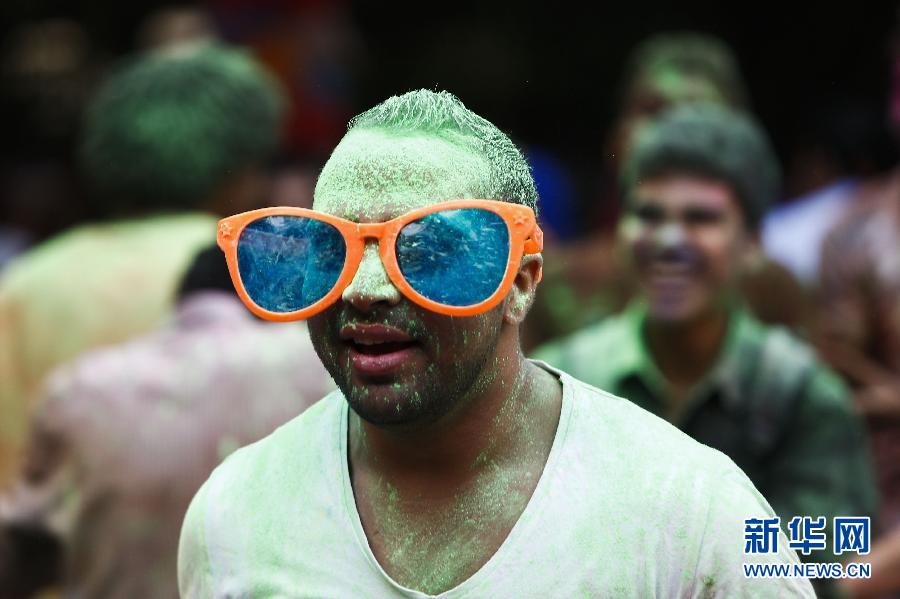 10月16日，在埃及首都開羅，一名男青年在“彩色跑”活動中奔跑。