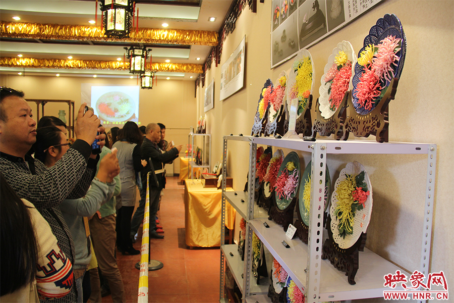 菊花官瓷吸引大家關(guān)注。