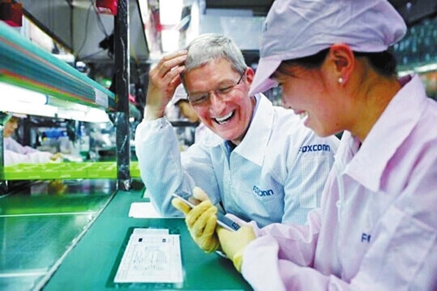 圖為蒂姆·庫克和一名女工在熱烈地交談。