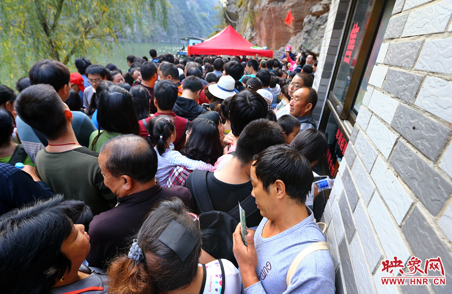 游船售票處前，游客被擠得無法轉(zhuǎn)身