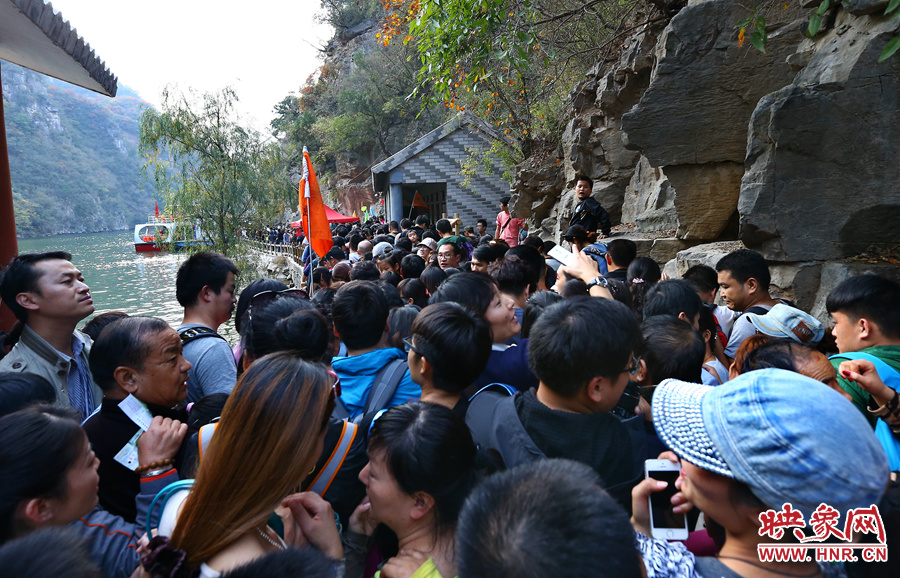 由于景區(qū)沒有良好的疏導(dǎo)和管理，讓游玩的游客被混亂的狀態(tài)破壞了好心情