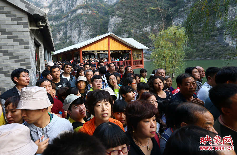 等待上船的碼頭上，游人擁擠不動(dòng)