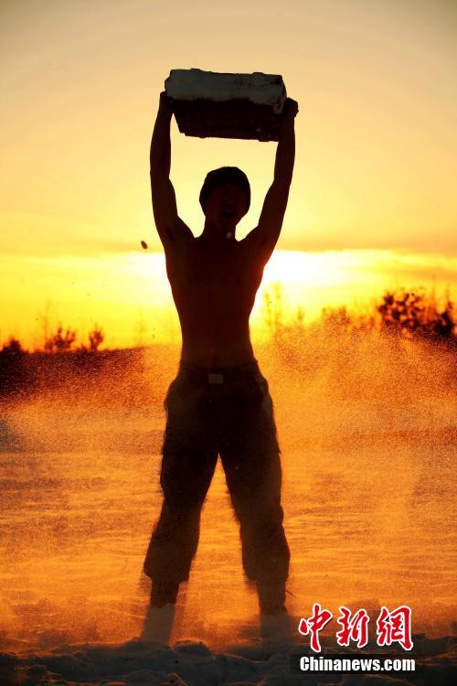 邊防官兵零下10度赤膊進行雪浴抗寒訓(xùn)練