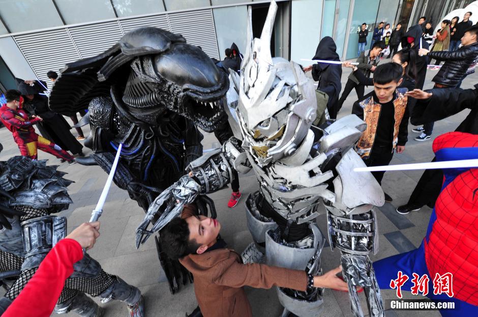 “復仇者聯(lián)盟”與人類共戰(zhàn)“異形”霧霾軍團