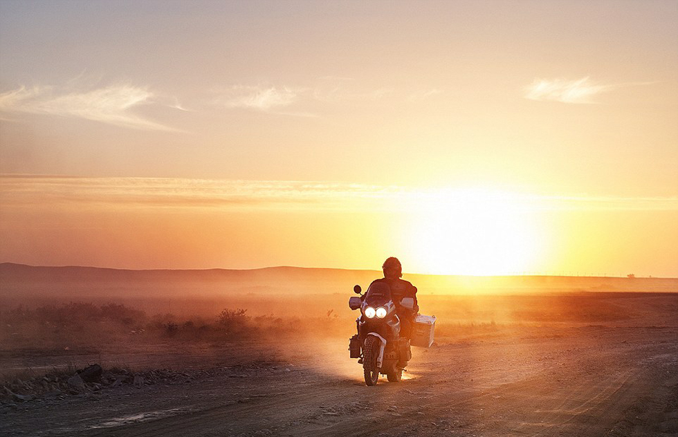 彼得·格里明科在哈薩克斯坦公路上騎行。（網(wǎng)頁截圖）