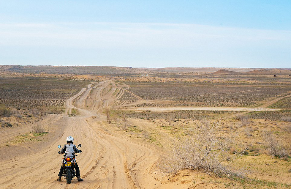 在3個月中，夫婦倆從阿姆斯特丹到達蒙古，途中經(jīng)過16個國家。
