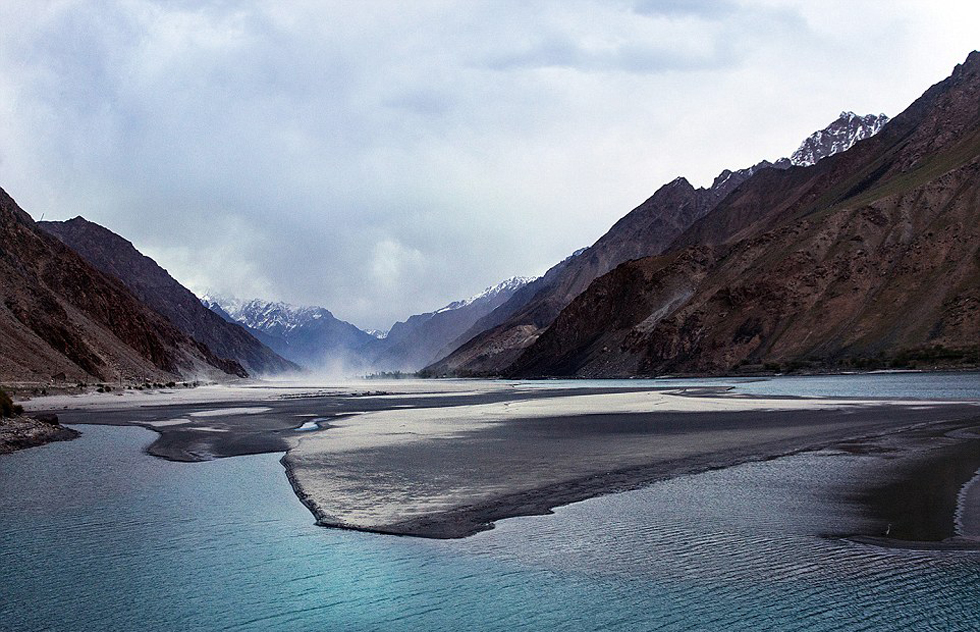 夫婦倆穿越東歐到達亞洲，沿途拍攝到許多美景。
