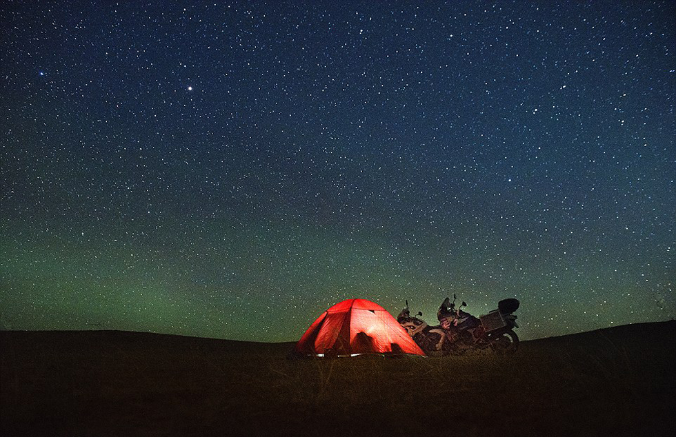 他們曾遭遇沙塵暴和嚴寒，且數(shù)天無法洗澡。