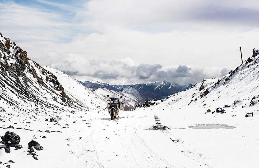 圖為塔吉克斯坦4600米高的山峰上。（網(wǎng)頁截圖）