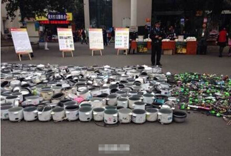 西南民族大學查寢的戰(zhàn)利品:電飯煲和熱得快