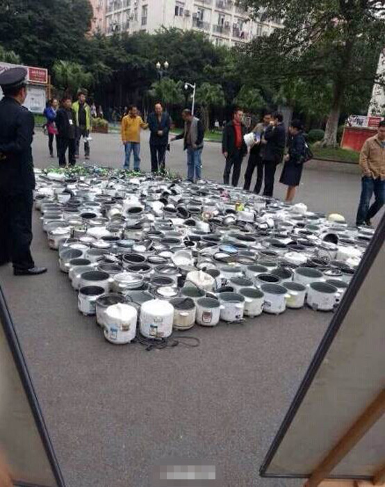 西南民族大學查寢的戰(zhàn)利品:電飯煲和熱得快