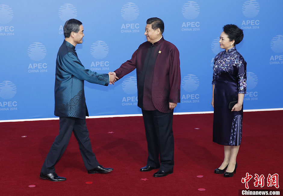 圖為習(xí)近平夫婦歡迎中國香港特別行政區(qū)行政長官梁振英。中新社發(fā) 杜洋 攝