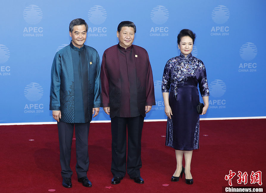 圖為習(xí)近平夫婦歡迎中國香港特別行政區(qū)行政長官梁振英。中新社發(fā) 杜洋 攝