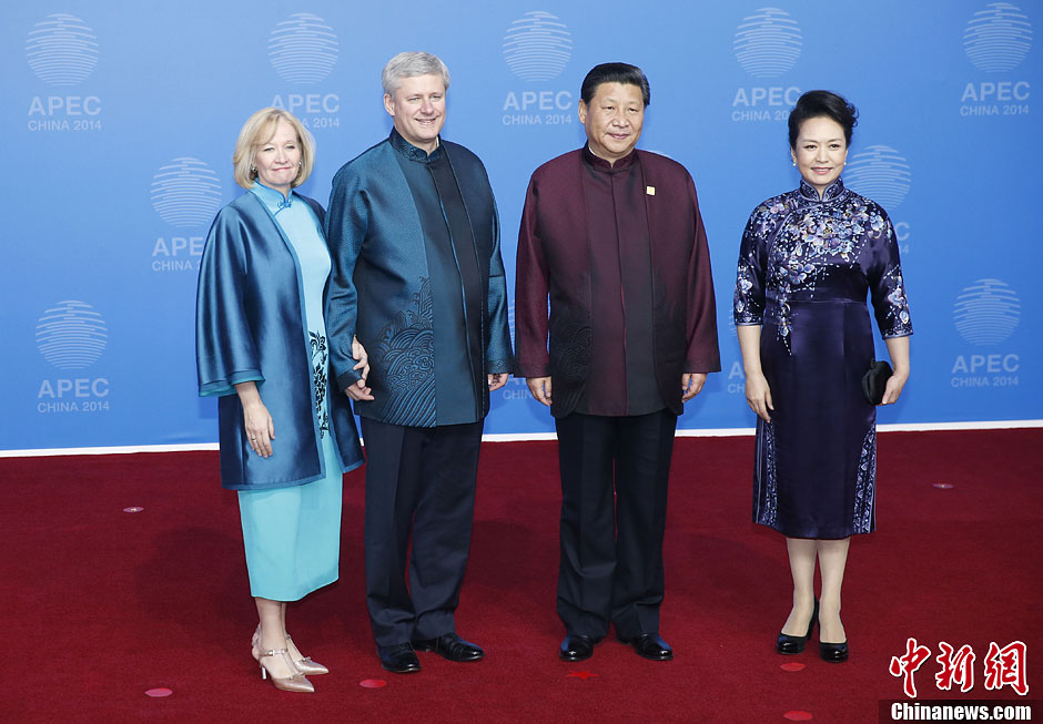 圖為習(xí)近平夫婦歡迎加拿大總理哈珀夫婦。中新社發(fā) 杜洋 攝