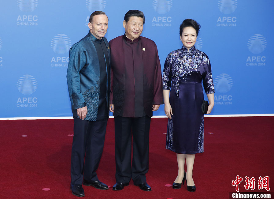 圖為習(xí)近平夫婦歡迎澳大利亞總理阿博特。中新社發(fā) 杜洋 攝