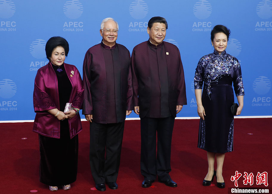 圖為習(xí)近平夫婦歡迎馬來西亞總理納吉布夫婦。中新社發(fā) 杜洋 攝