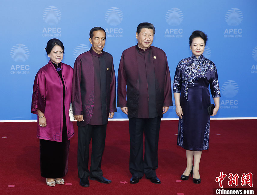 圖為習(xí)近平夫婦歡迎印度尼西亞總統(tǒng)佐科·維多多。中新社發(fā) 杜洋 攝