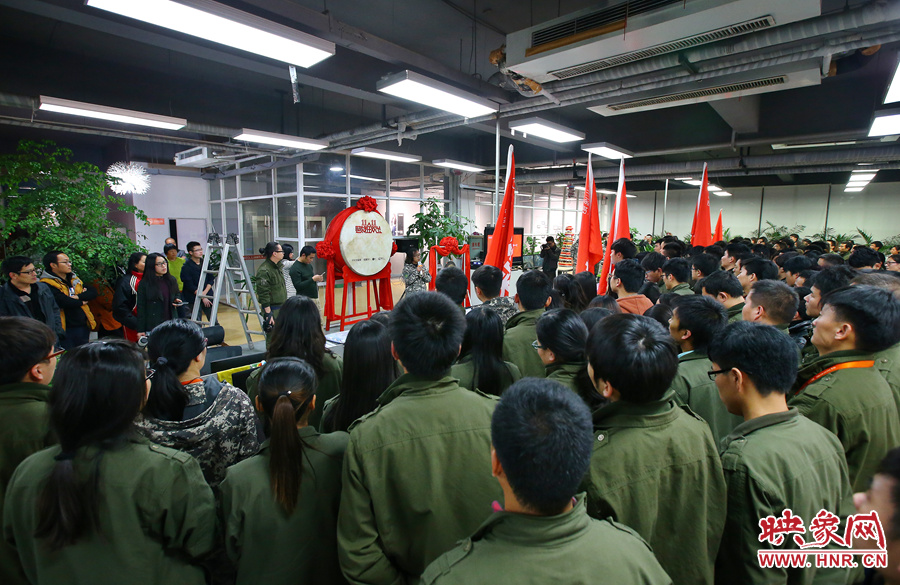 “雙十一”零點(diǎn)到來(lái)前，電商的負(fù)責(zé)人為一線員工鼓勁加油