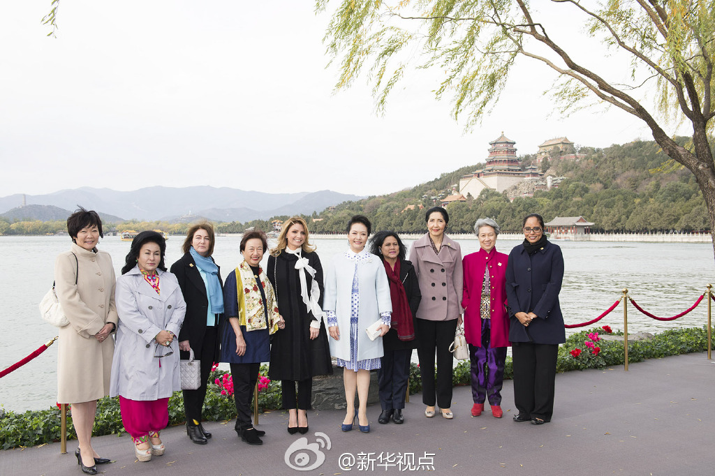 彭麗媛11日邀請來華出席2014年APEC領(lǐng)導人非正式會議的部分經(jīng)濟體領(lǐng)導人或代表的夫人參觀世界文化