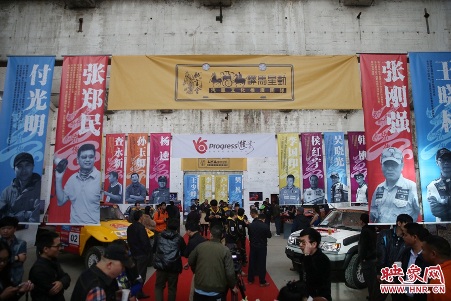 11月11日，河南30年賽車歷程《賽車手眼里的世界》攝影展開展。