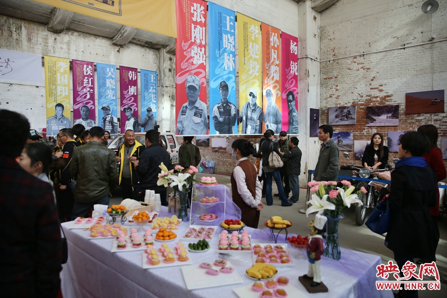 影展現(xiàn)場介紹河南籍賽車的手條幅掛滿展室。