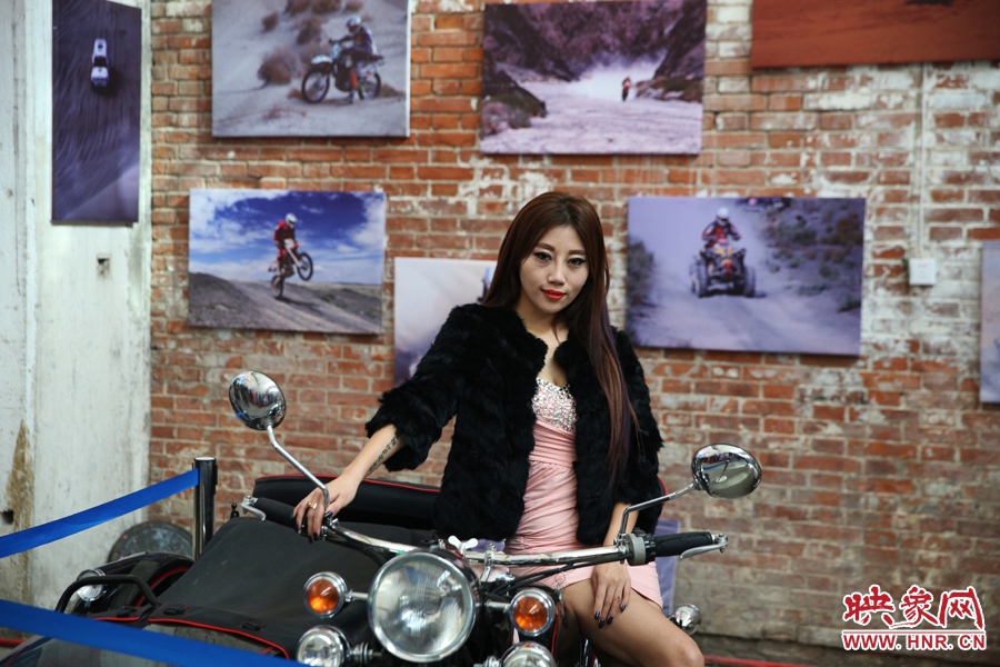 姐是車模，賽車的車。