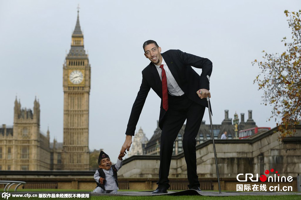 當?shù)貢r間2014年11月13日，英國倫敦，世界上最矮的男子錢德拉·巴哈杜爾·唐吉與世界上最高的男子蘇