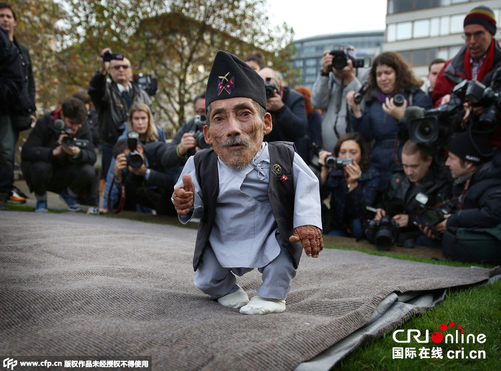 當?shù)貢r間2014年11月13日，英國倫敦，世界上最矮的男子錢德拉·巴哈杜爾·唐吉與世界上最高的男子蘇