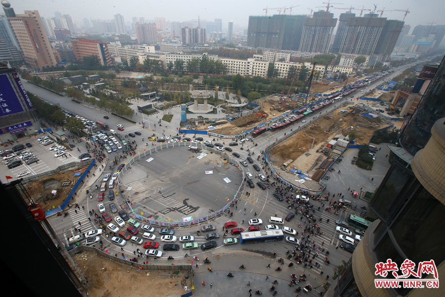 金水路未來路交叉口的圍擋，給原本擁堵的交通增加了更大的壓力