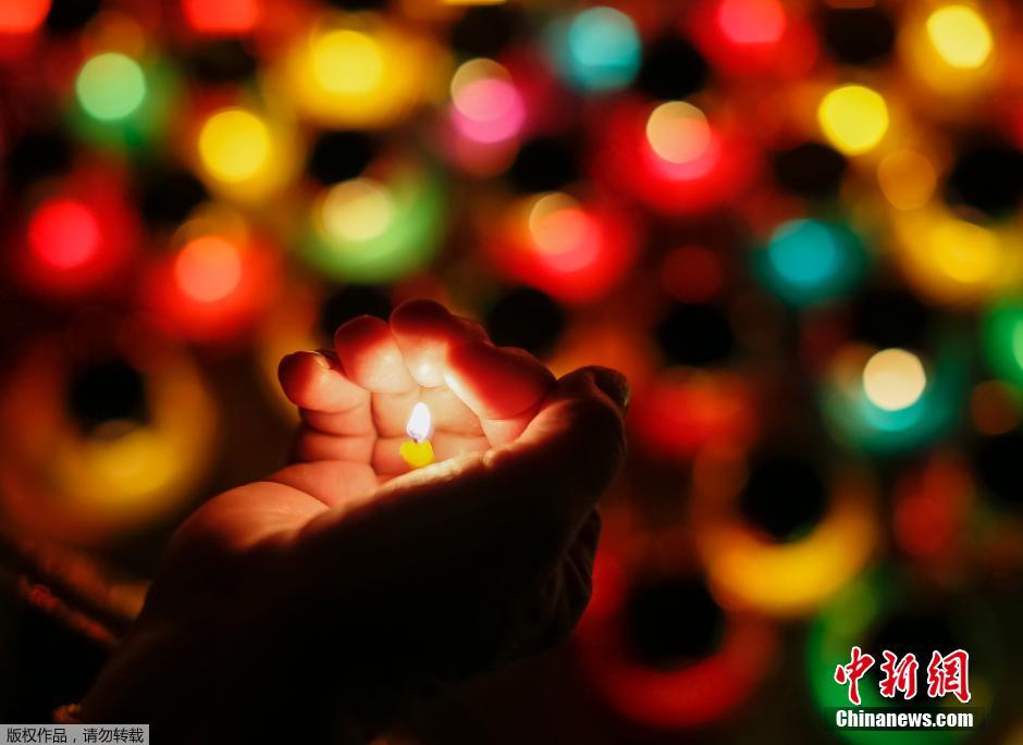 當?shù)貢r間2014年11月22日，烏克蘭基輔，民眾舉行儀式紀念1932-1933烏克蘭大饑荒81周年