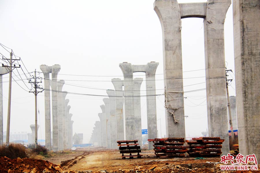 南北方向已架起數(shù)百根橋墩，一眼望不到邊際。