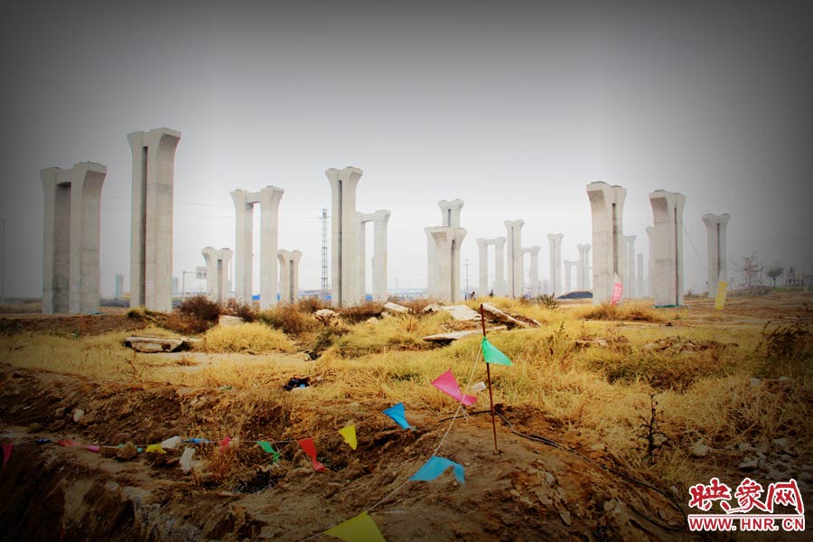 由于項目已經(jīng)停工數(shù)月，施工工地上很難見到工人，設(shè)備也很少，雜草叢生，顯得非?；臎?。