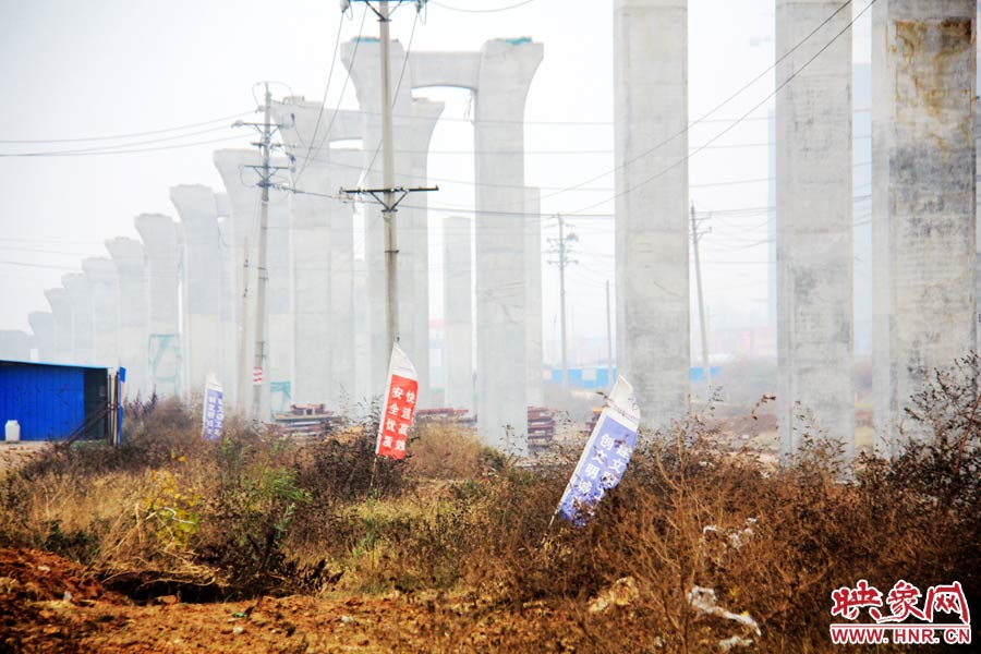 整個京廣快速路南段工程共分為六個工區(qū)，柴鍋轉(zhuǎn)盤處是京廣快速路南段三工區(qū)的施工區(qū)域。
