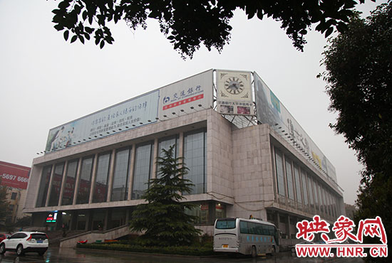 兩塊巨幅廣告牌仍然存在。