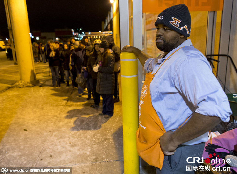 美國“黑色星期五”促銷啟動(dòng) 民眾深夜宿營排隊(duì)搶購