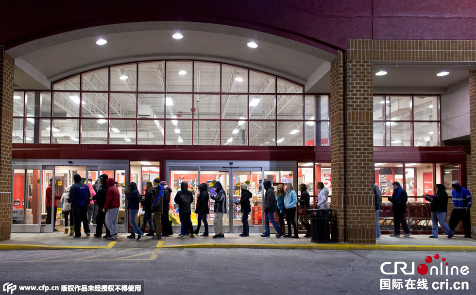 美國“黑色星期五”促銷啟動(dòng) 民眾深夜宿營排隊(duì)搶購