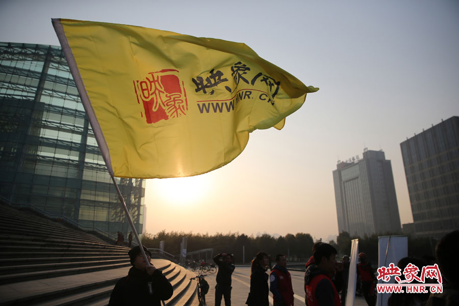 在映象網(wǎng)旗幟的召喚下，車友們匯聚在鄭東新區(qū)。