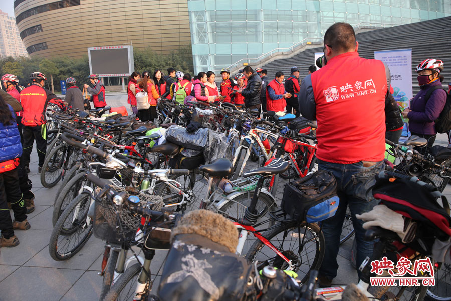 參加活動的車友太多，忙壞攝影師
