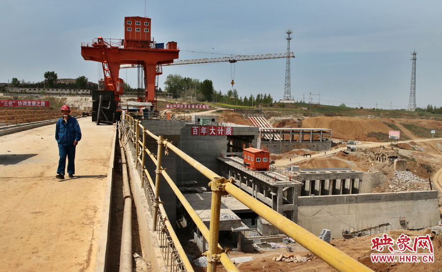 陶岔渠首大壩閘門段機電設(shè)備正在安裝