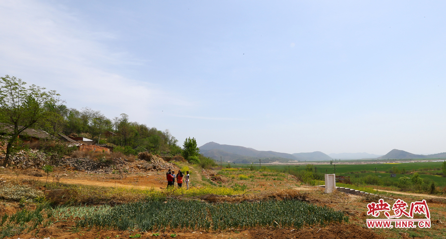畫面左側(cè)的石井村是個只有十幾口人的小村，庫區(qū)移民搬遷時從遠處低洼處遷到此