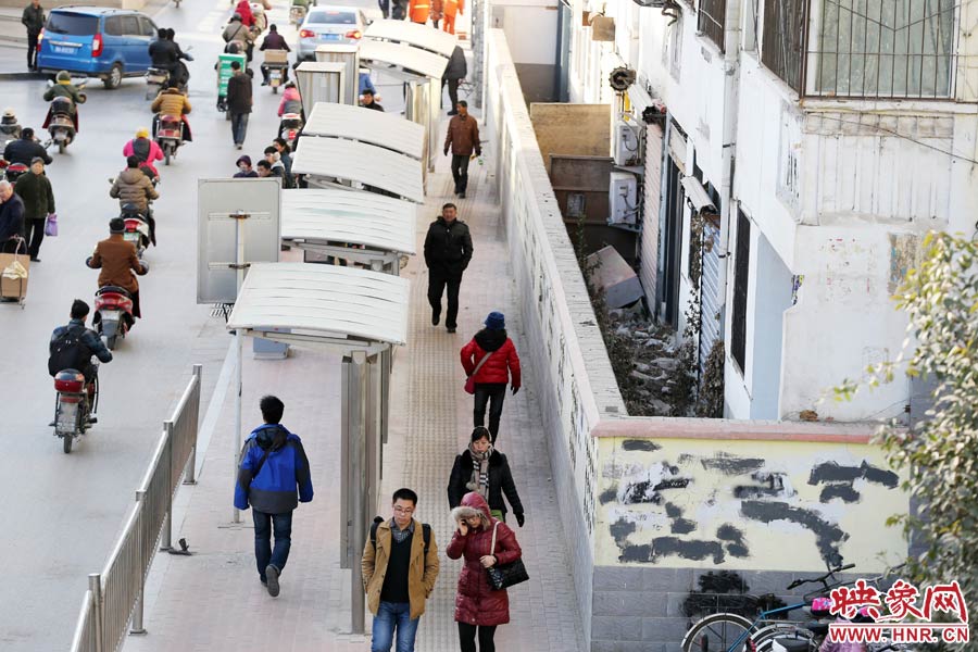 墻內(nèi)扔著垃圾，墻面上涂滿了牛皮癬小廣告，異常顯眼。