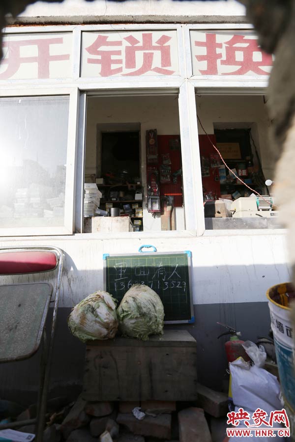 一家開(kāi)鎖的商戶掛了一個(gè)牌子，上面寫(xiě)著“里面有人”，提醒市民這里正常營(yíng)業(yè)。