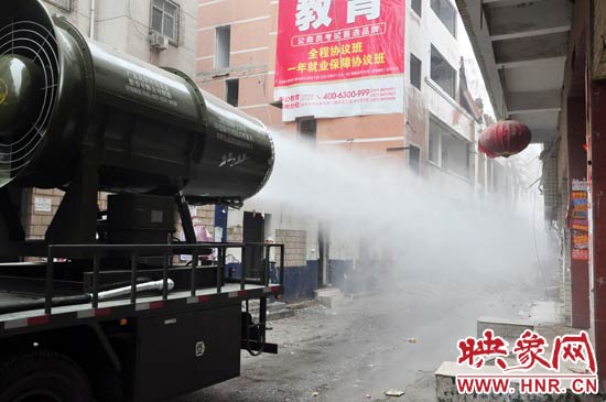 針對(duì)造成霧霾的主兇“建筑工地?fù)P塵”，“霧炮車”降塵除塵效果能到到80%。