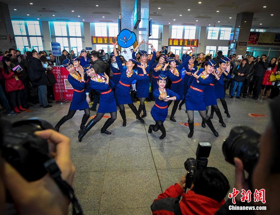 圖為D2702次列車13名乘務(wù)員在候車大廳內(nèi)玩起“快閃”。