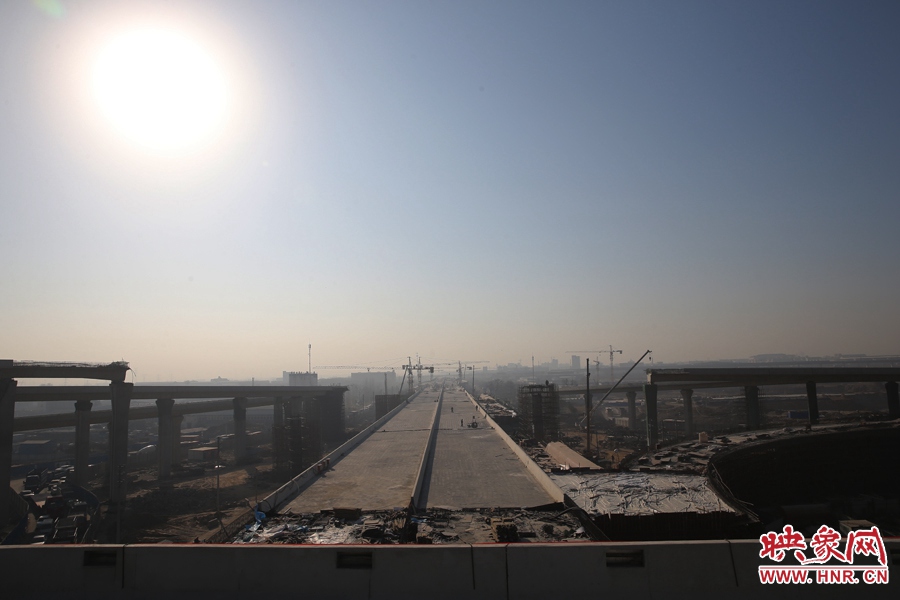 隴海高架從西四環(huán)上方通過。