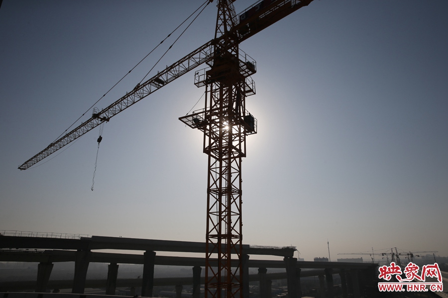 隴海高架與西四環(huán)立交仍在緊張施工中。