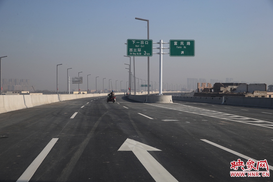 西三環(huán)方向與富民路出口。