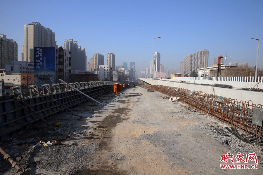 由西向東方向，嵩山南路出口以東，仍在緊張施工中。