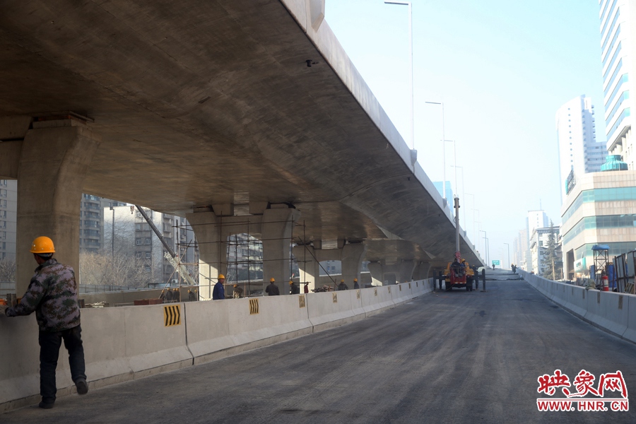 由西向東方向，嵩山南路出口以東，仍在緊張施工中。