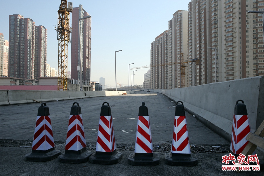 由西向東方向，嵩山南路出口以東，仍在緊張施工中。